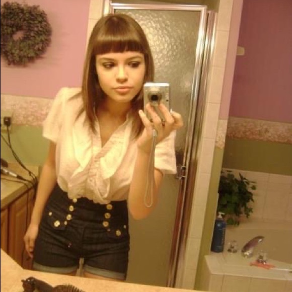 High waisted dark wash shorts with skull buttons - Picture 3 of 3